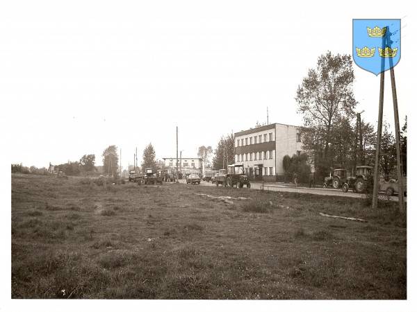 : Budynki użyteczności publicznej przy ul. Traktorzystów w południowym krańcu Żarnowca. Widok od strony południowo - wschodniej.